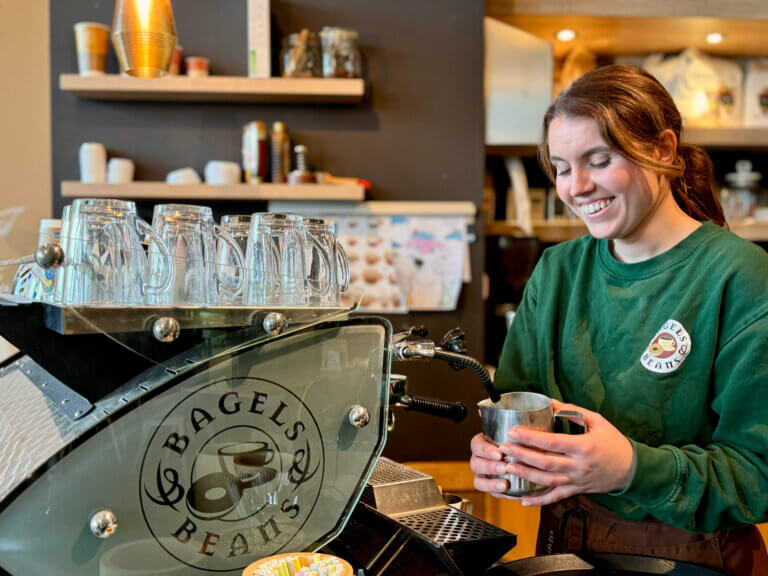 Jnana Vos ondernemer Bagels & Beans Veemkade